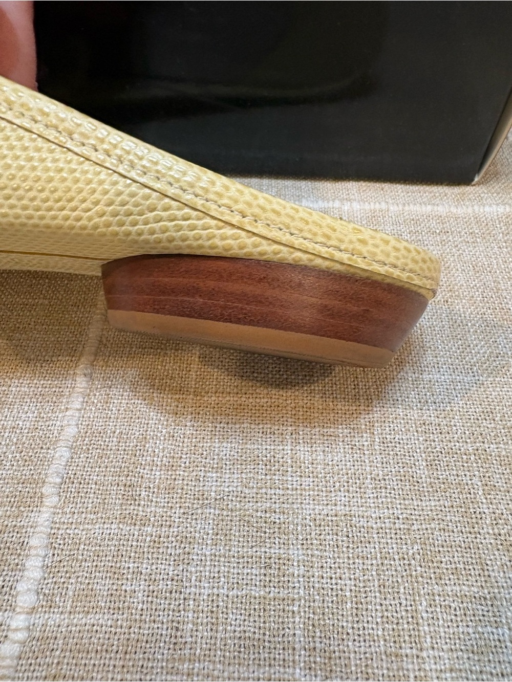 Talbots Classic Women’s Slip-On Loafers in Pale Yellow size 8 medium - Picture 3 of 9